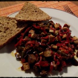 Dadolata di tofu affumicato con peperoni e olive nere