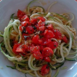 Spaghetti di zucchine con hummus di ceci e pomodorini